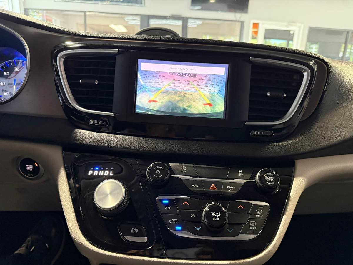 Used 2022 Chrysler Voyager LX image 24