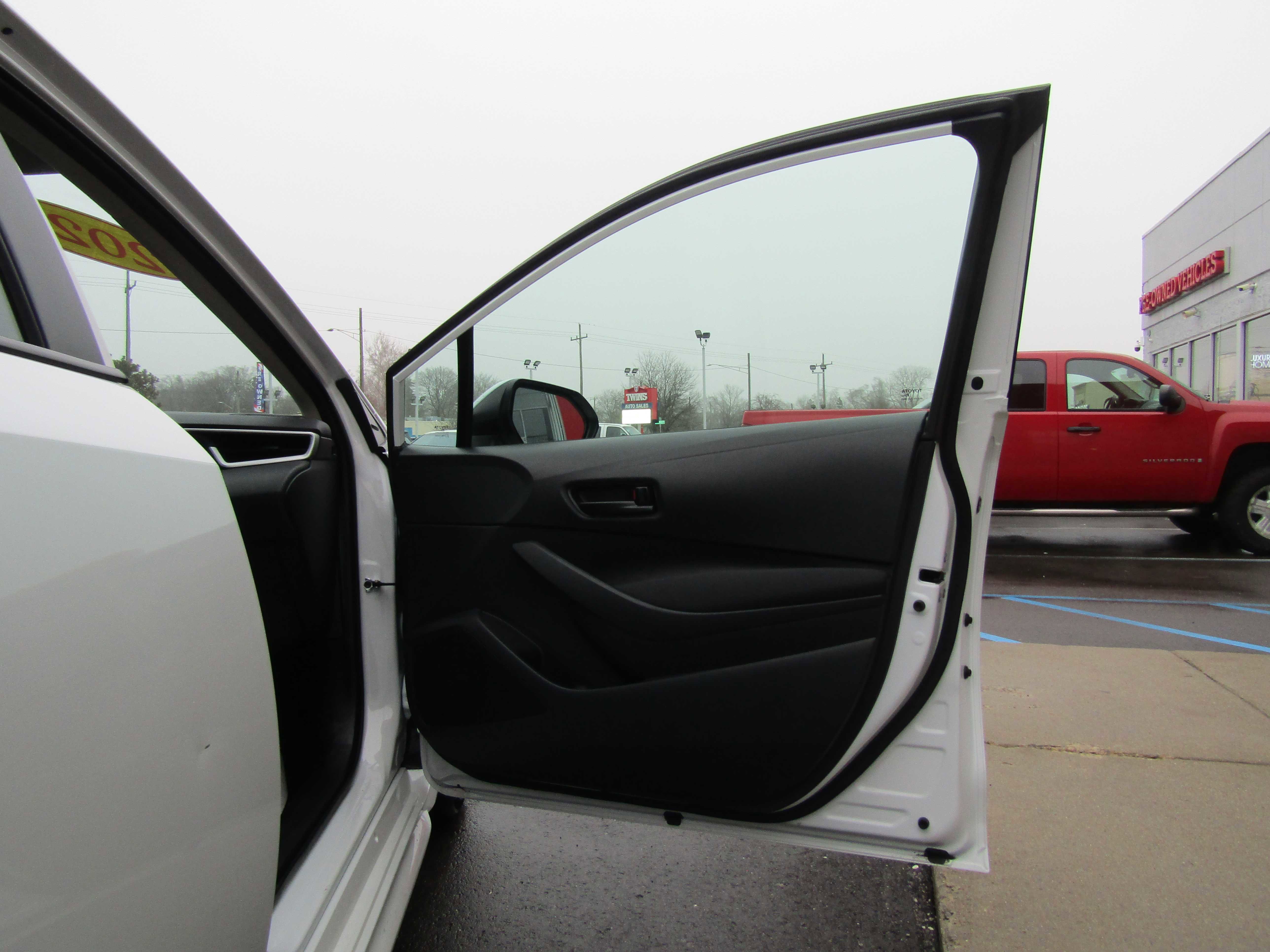 Used 2025 Toyota Corolla LE image 13