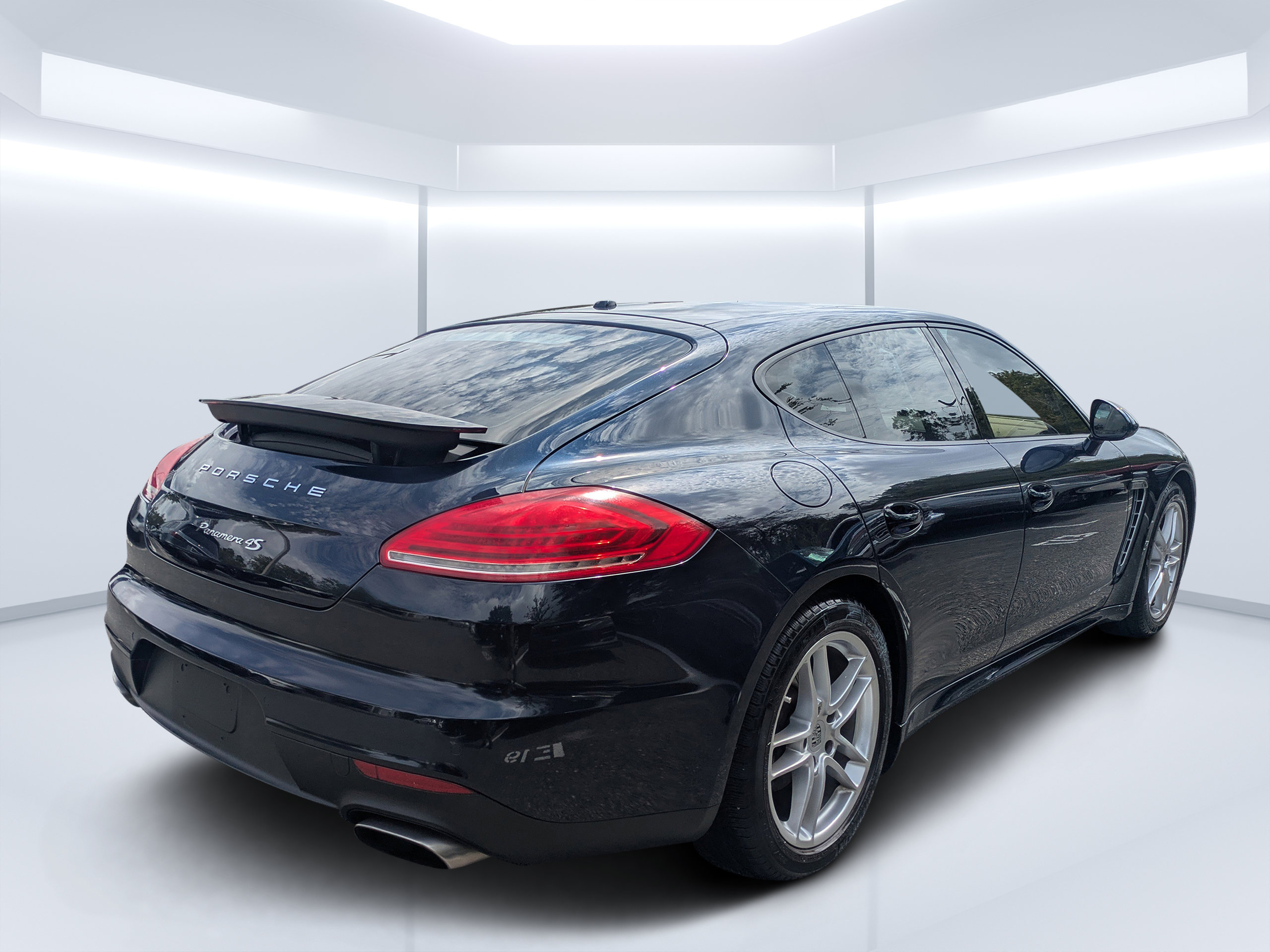 Used 2016 Porsche Panamera 4 AWD/4WD image 3