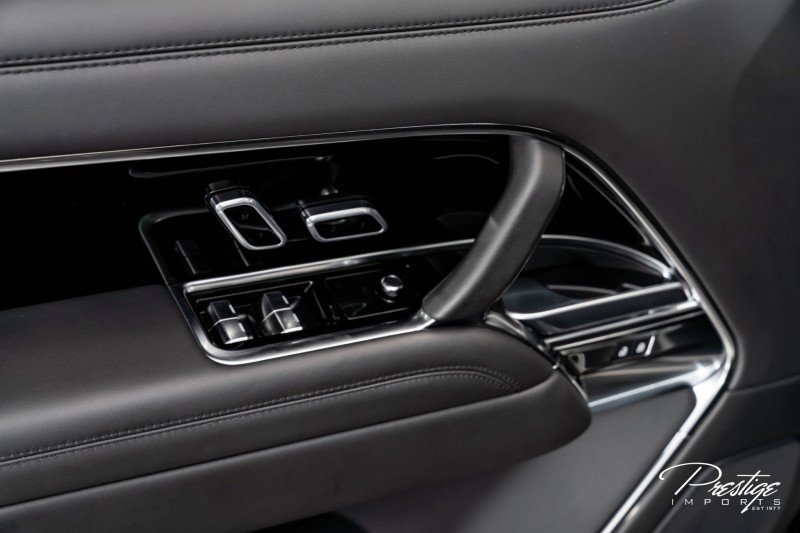 Used 2025 Land Rover Range Rover SE image 25