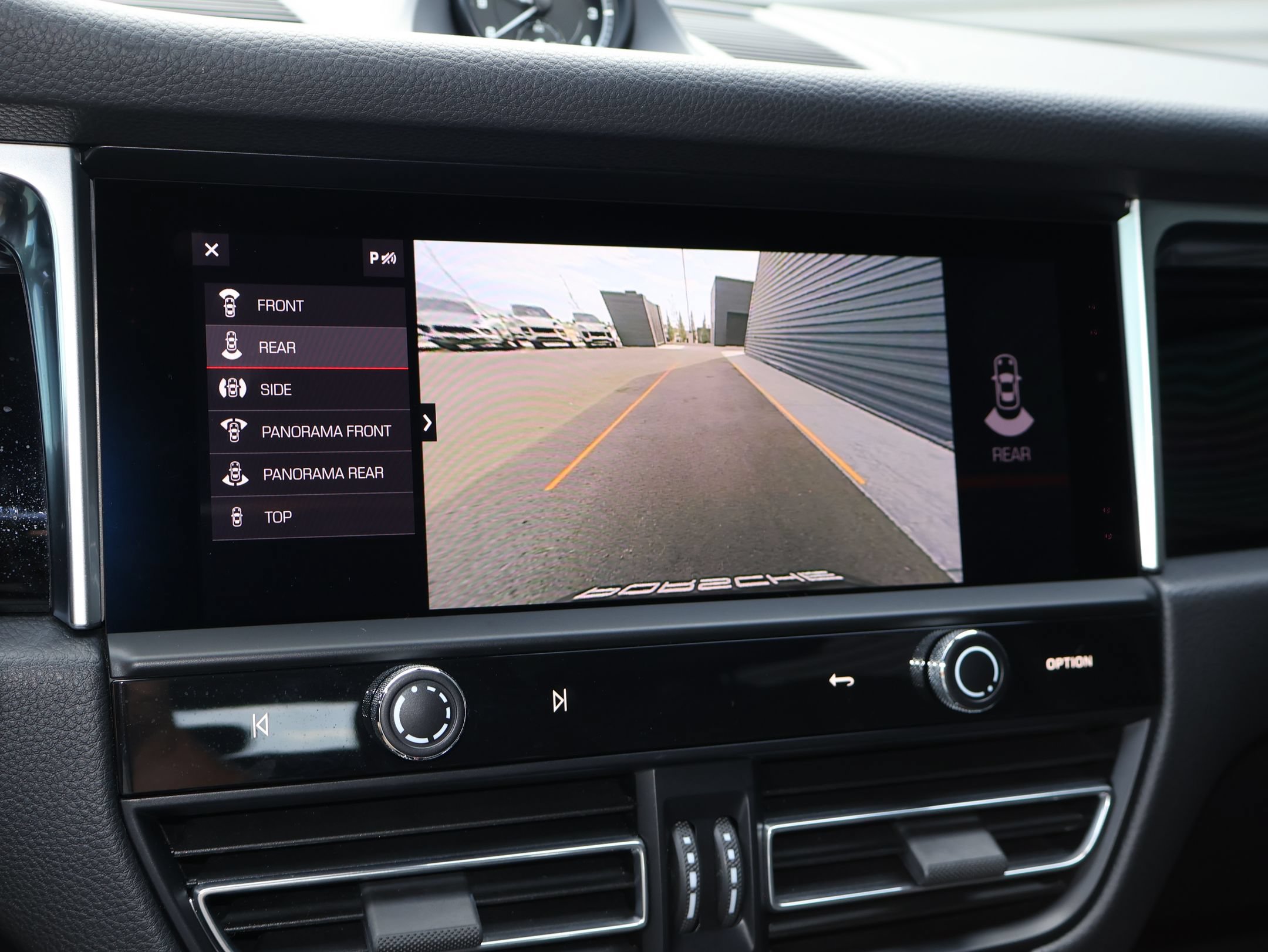 Certified 2023 Porsche Macan AWD/4WD image 17