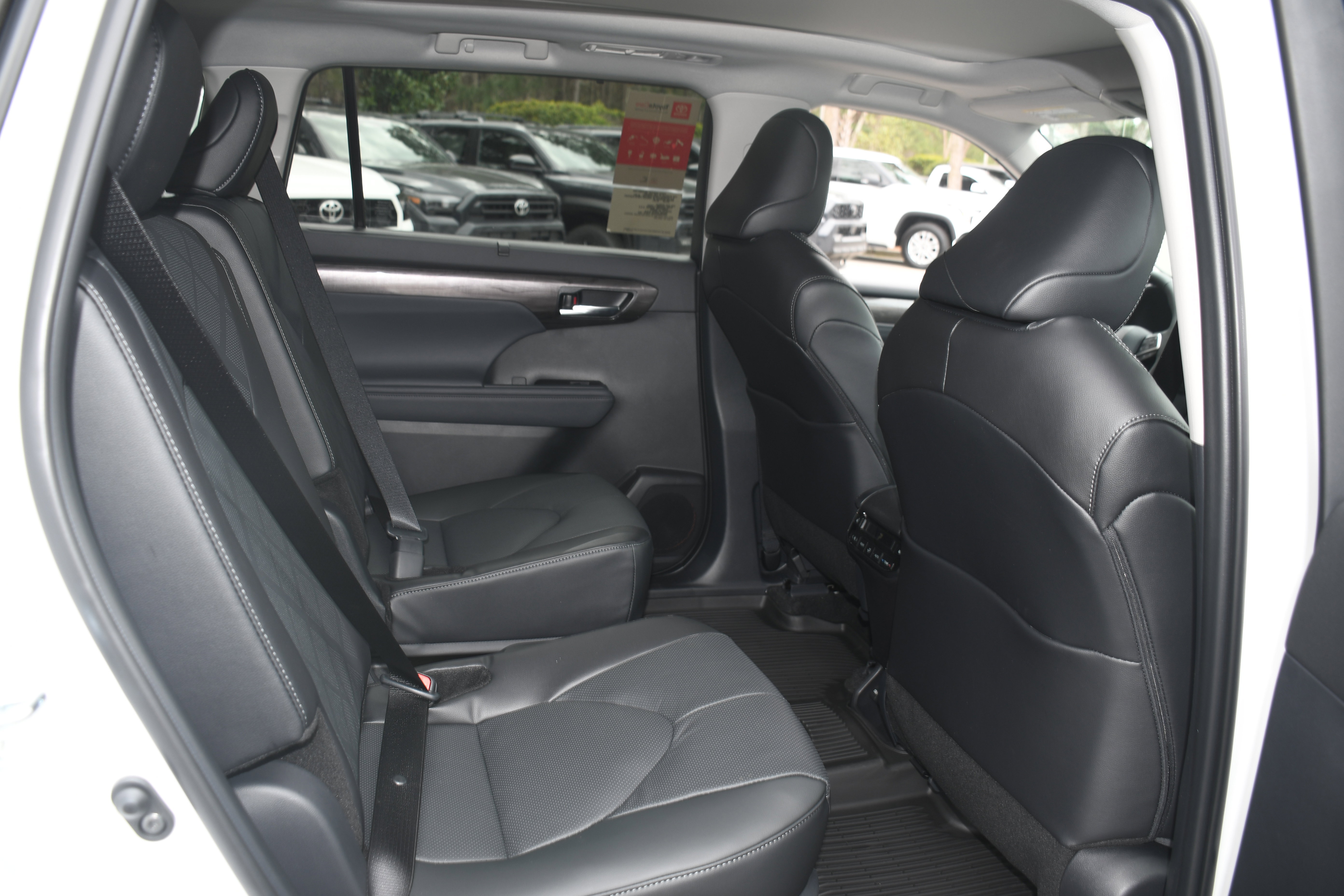 New 2026 Toyota Highlander Platinum image 10