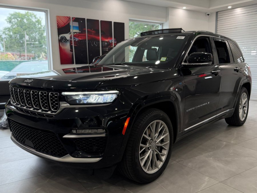Used 2023 Jeep Grand Cherokee Summit w/ Luxury Tech Group V AWD/4WD image 3