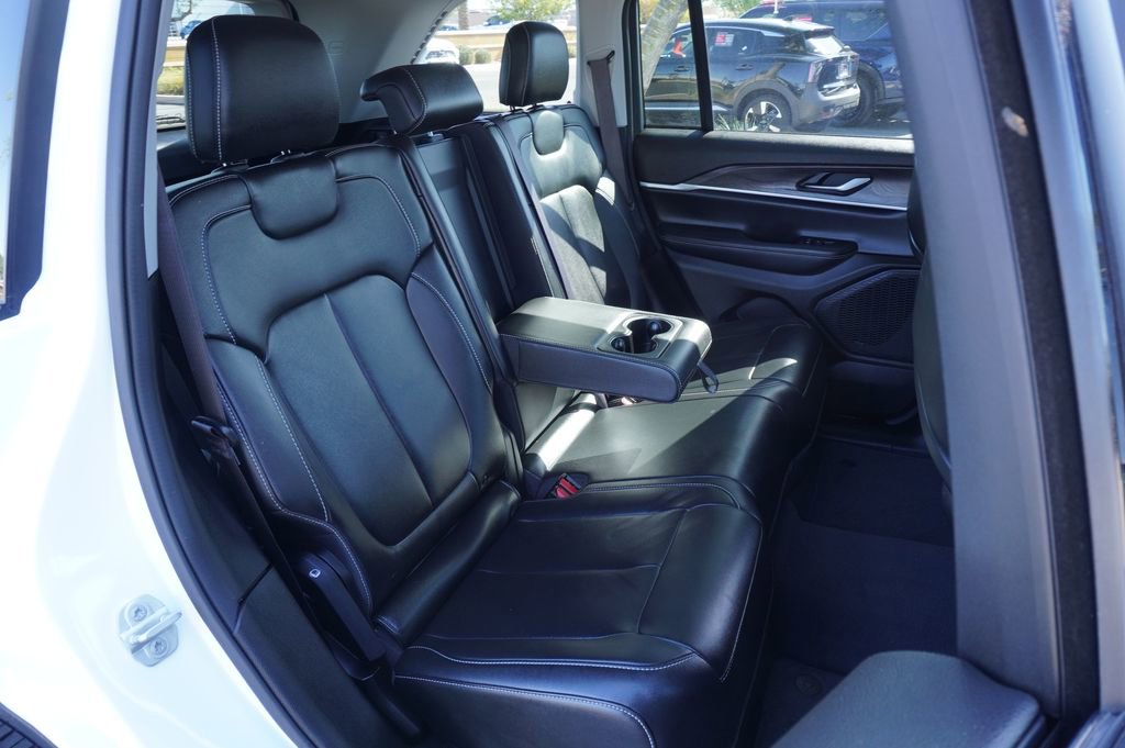 Used 2023 Jeep Grand Cherokee Limited w/ Trailer Tow Prep Group (B) RWD image 9