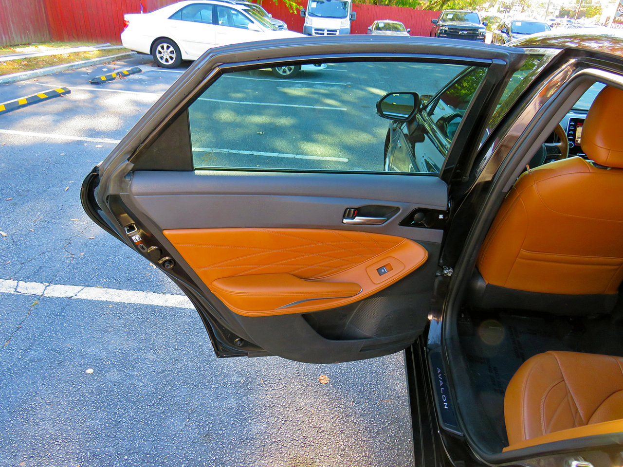 Used 2019 Toyota Avalon Limited image 33