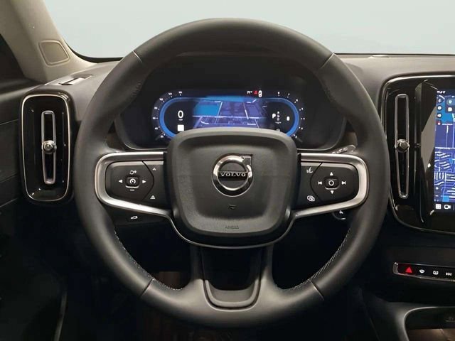 Used 2025 Volvo XC40 B5 Plus image 11