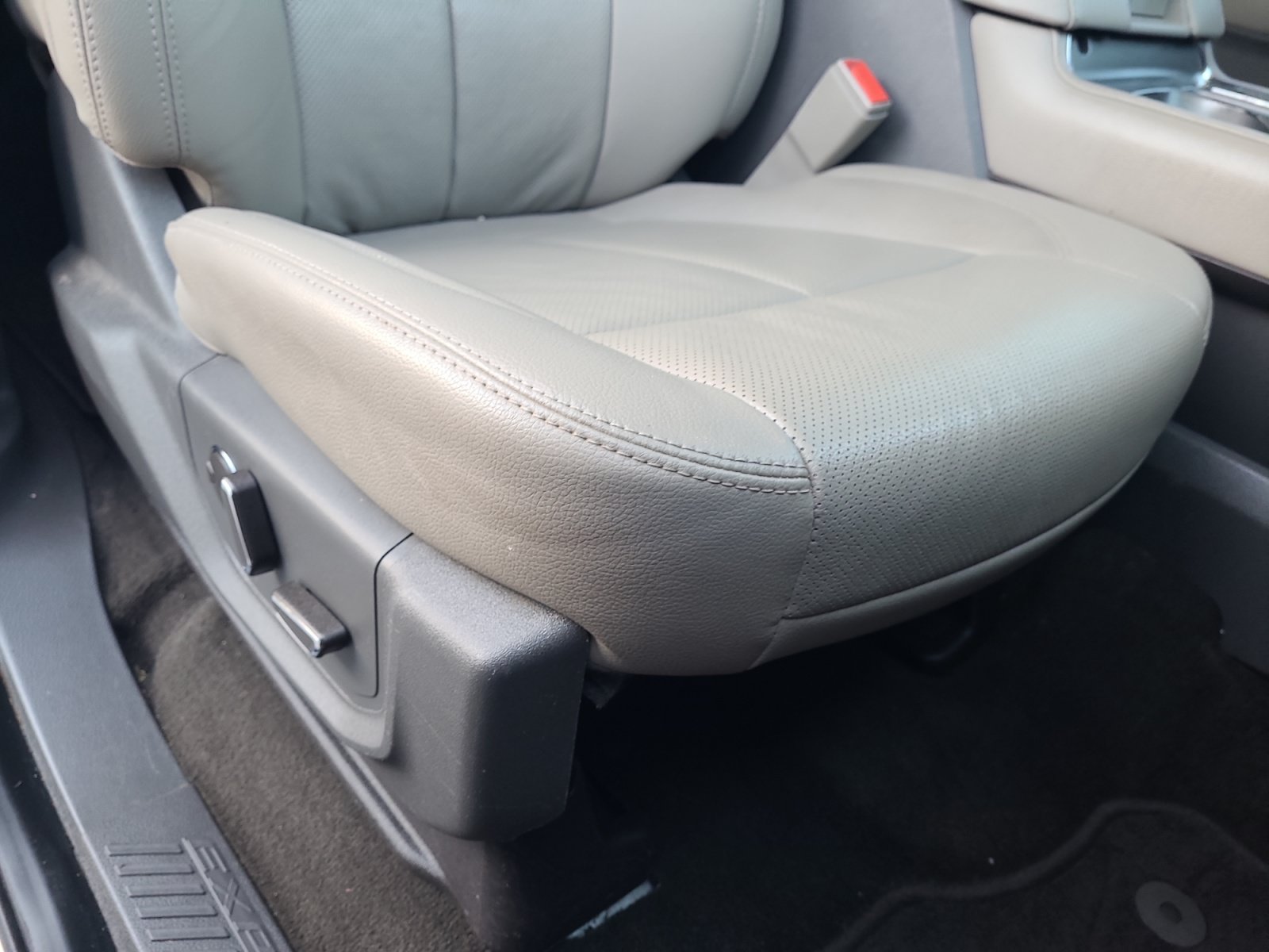 Used 2019 Ford Expedition XLT w/ Equipment Group 202A RWD image 30