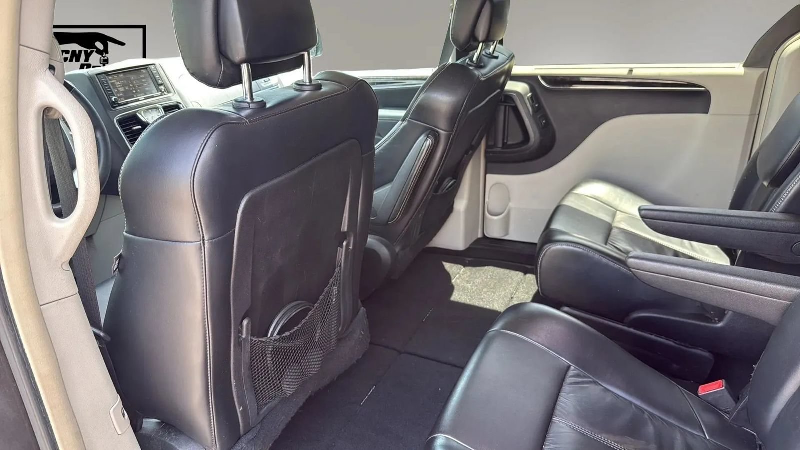 Used 2016 Chrysler Town & Country Limited Platinum FWD image 9