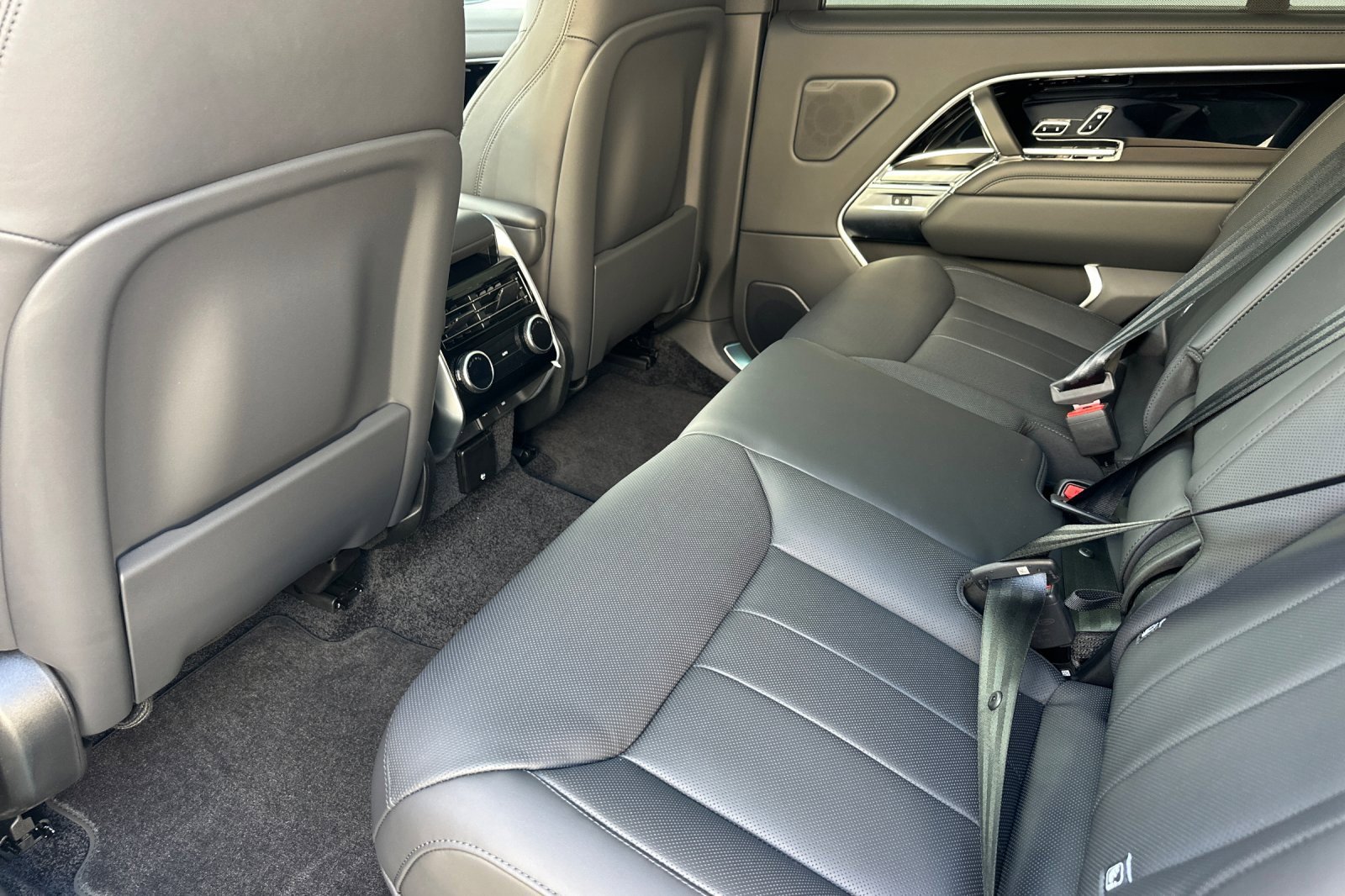 New 2025 Land Rover Range Rover Long Wheelbase SE image 11