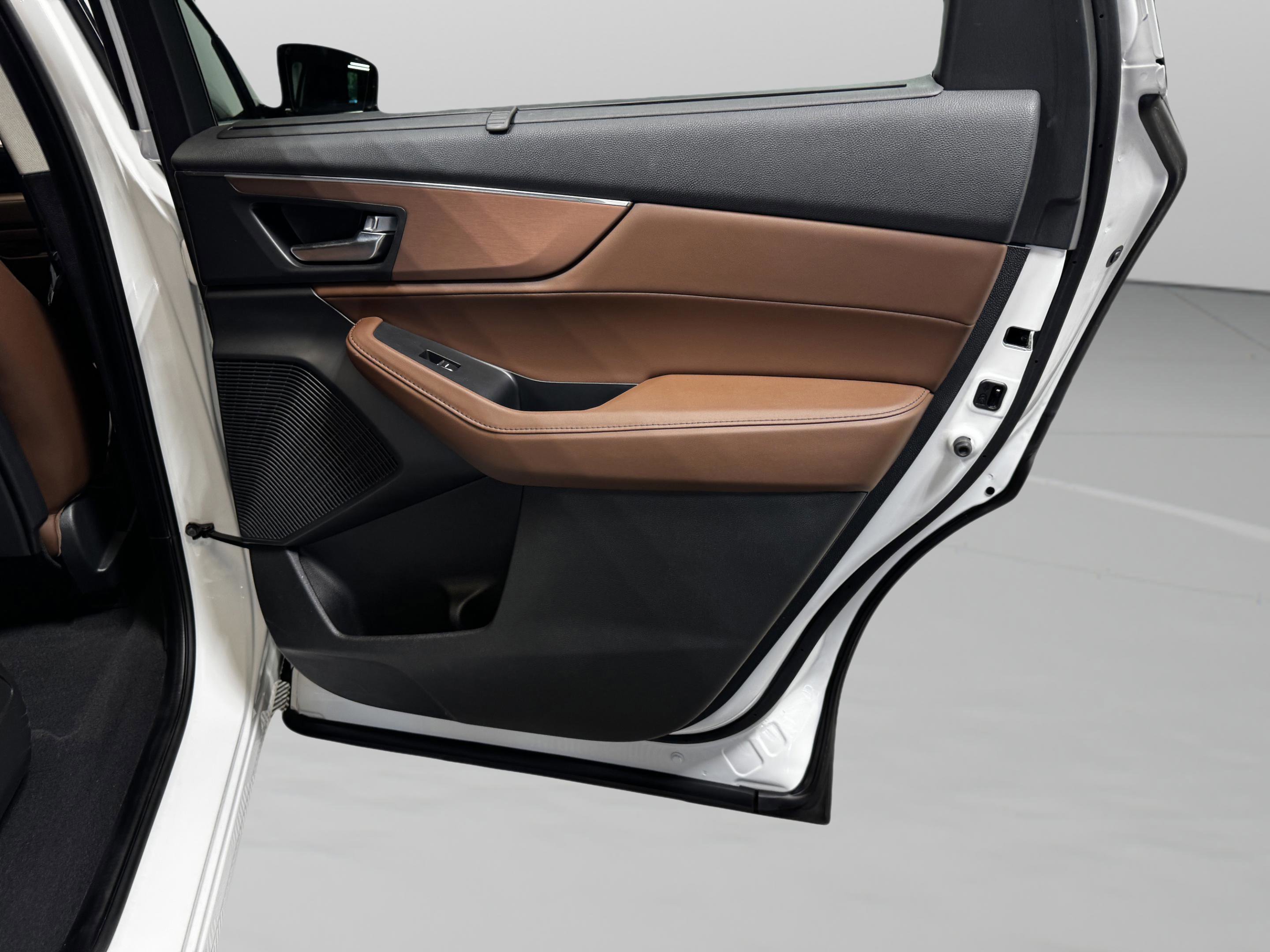 Certified 2023 Acura MDX FWD w/ Technology Package image 16