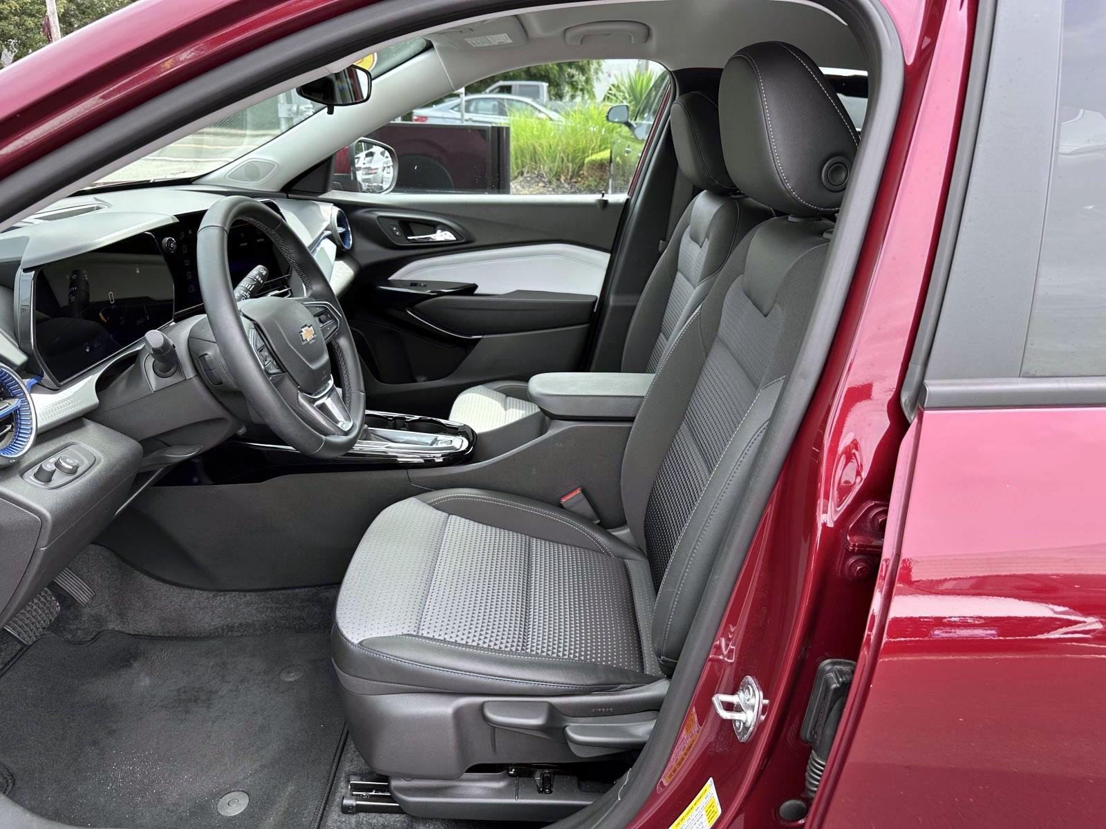 Used 2024 Chevrolet Trax LT w/ LT Convenience Package FWD image 11