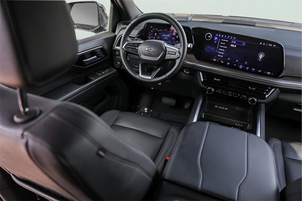 Used 2025 Chevrolet Suburban Z71 image 30