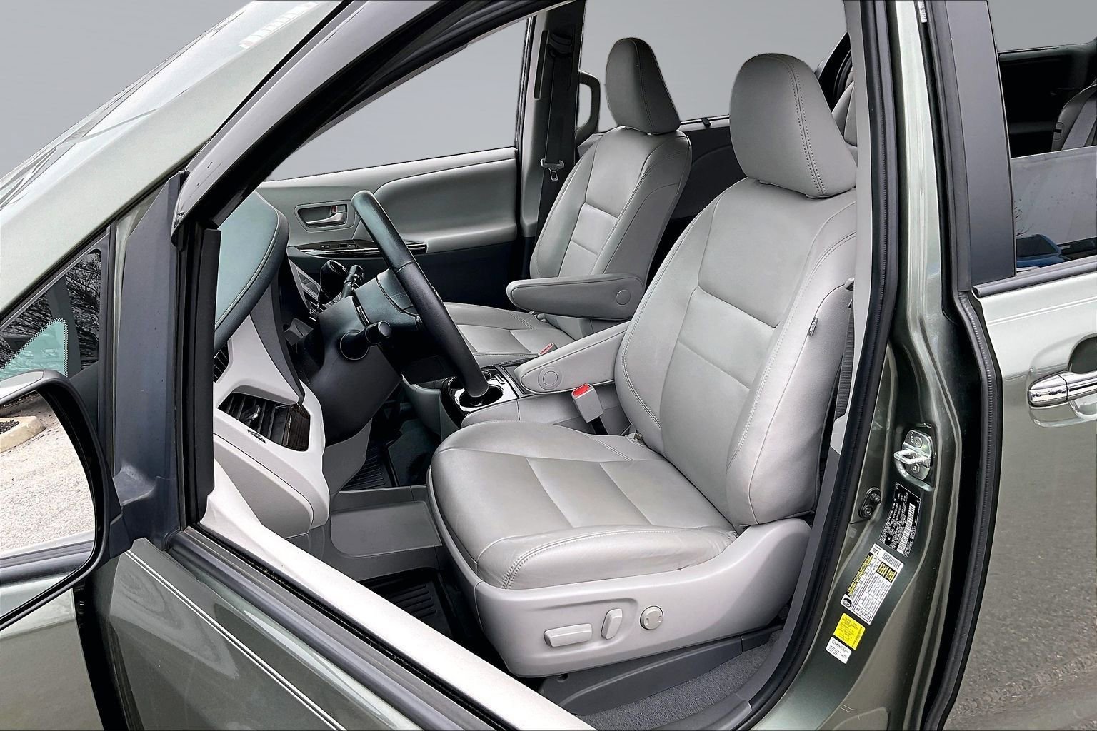 Used 2020 Toyota Sienna XLE w/ XLE Navigation Package image 26