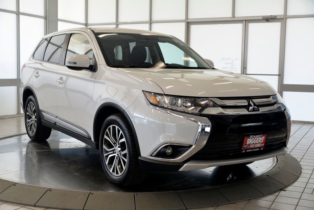 Used 2017 Mitsubishi Outlander SE AWD/4WD image 2