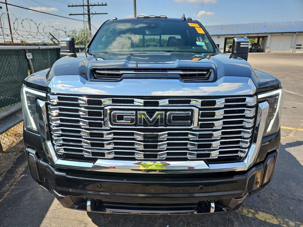 Used 2024 GMC Sierra 2500 Denali Ultimate AWD/4WD image 3
