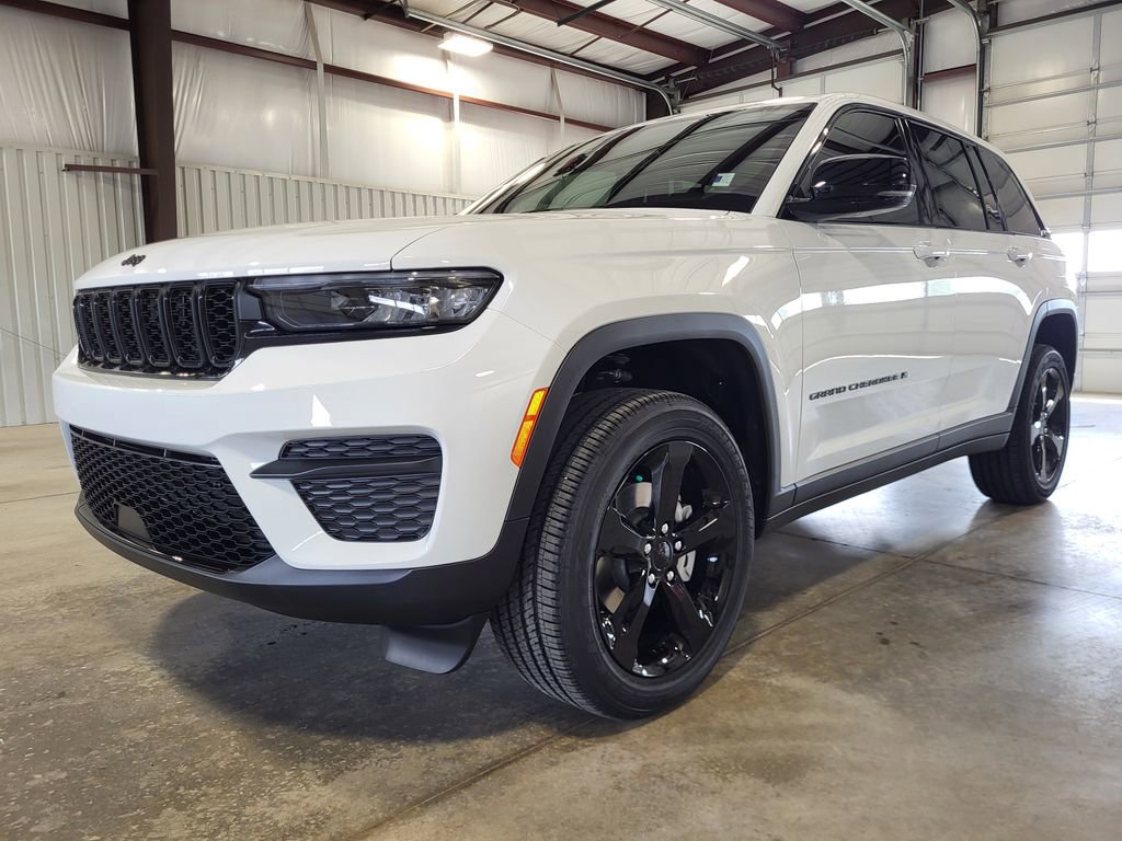 New 2025 Jeep Grand Cherokee Altitude image 2