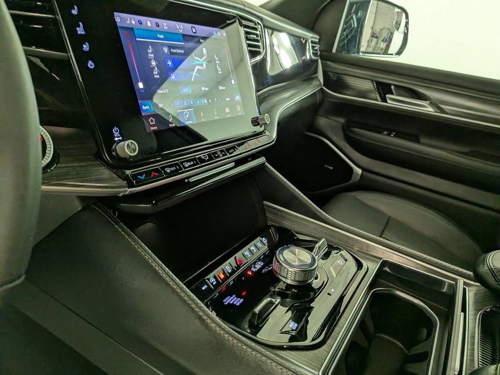 Certified 2023 Jeep Wagoneer L Series III w/ Premium Group I AWD/4WD image 30