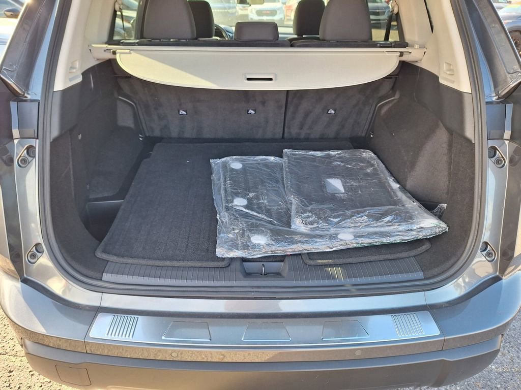 Certified 2025 Nissan Rogue SV image 22