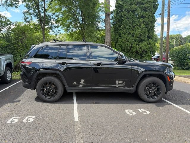 Used 2024 Jeep Grand Cherokee Altitude AWD/4WD image 3