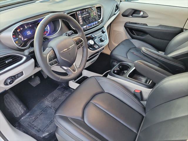 Used 2024 Chrysler Pacifica Limited FWD image 16
