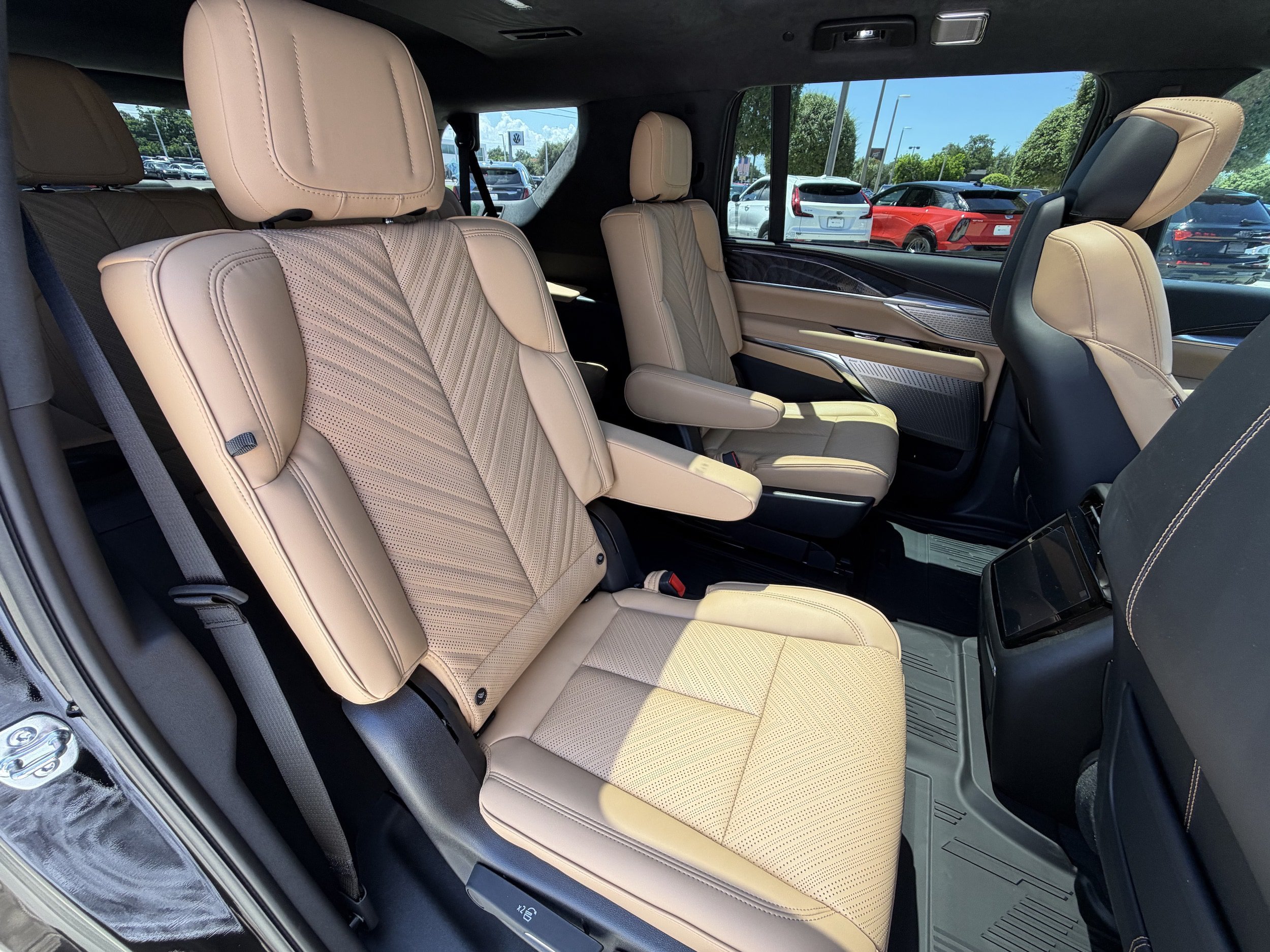 New 2026 Cadillac Escalade IQL Sport 2 w/ LPO, ONYX Package AWD/4WD image 18