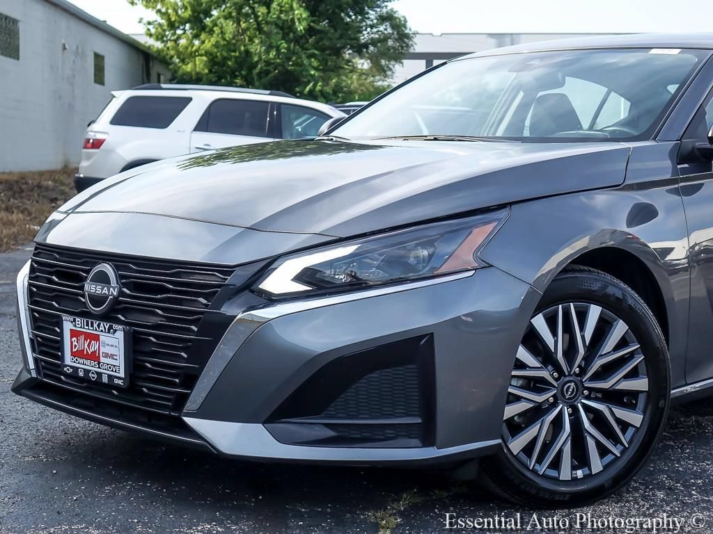 Used 2025 Nissan Altima 2.5 SV FWD image 3