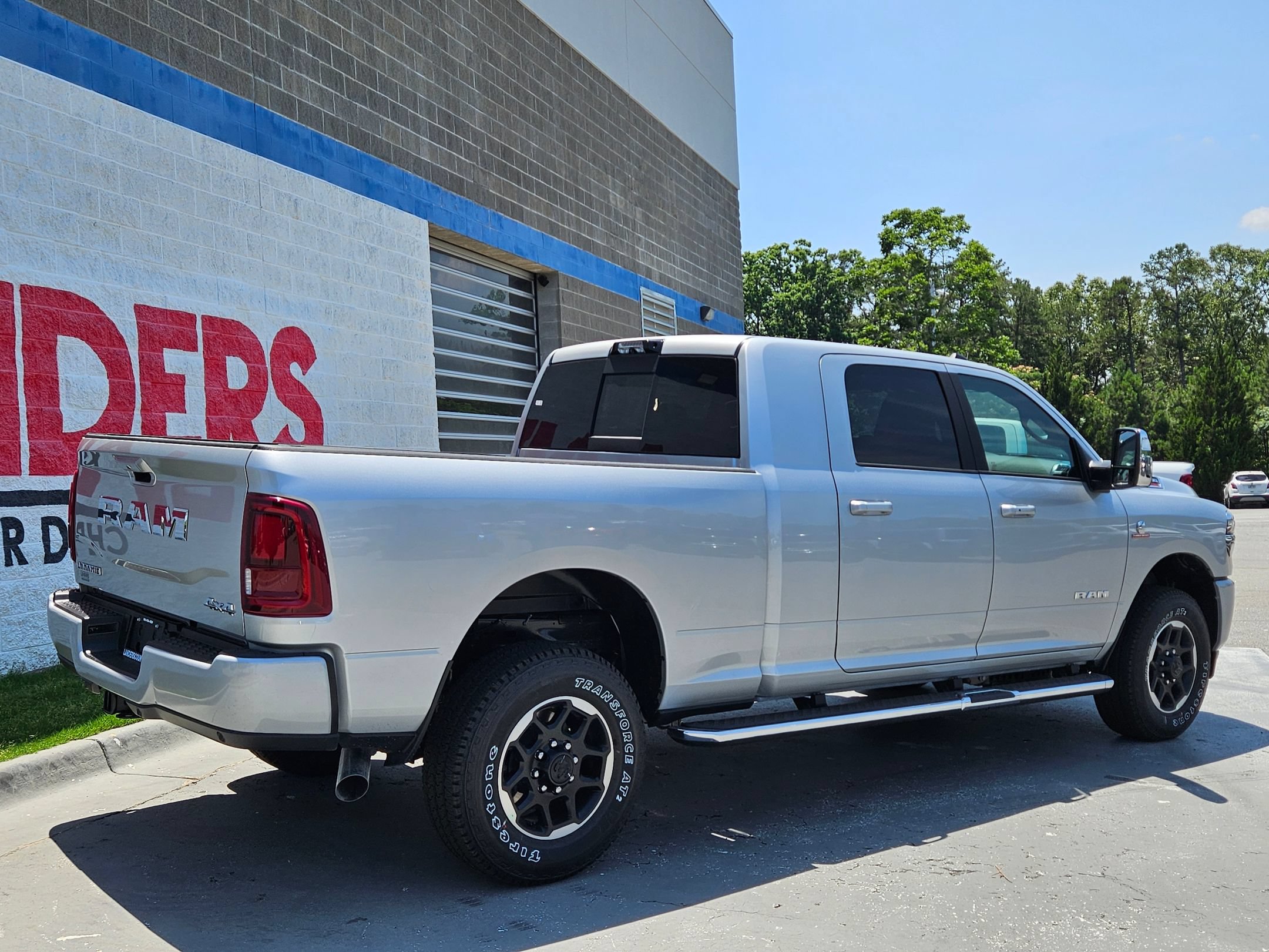New 2026 RAM 2500 Laramie AWD/4WD image 7