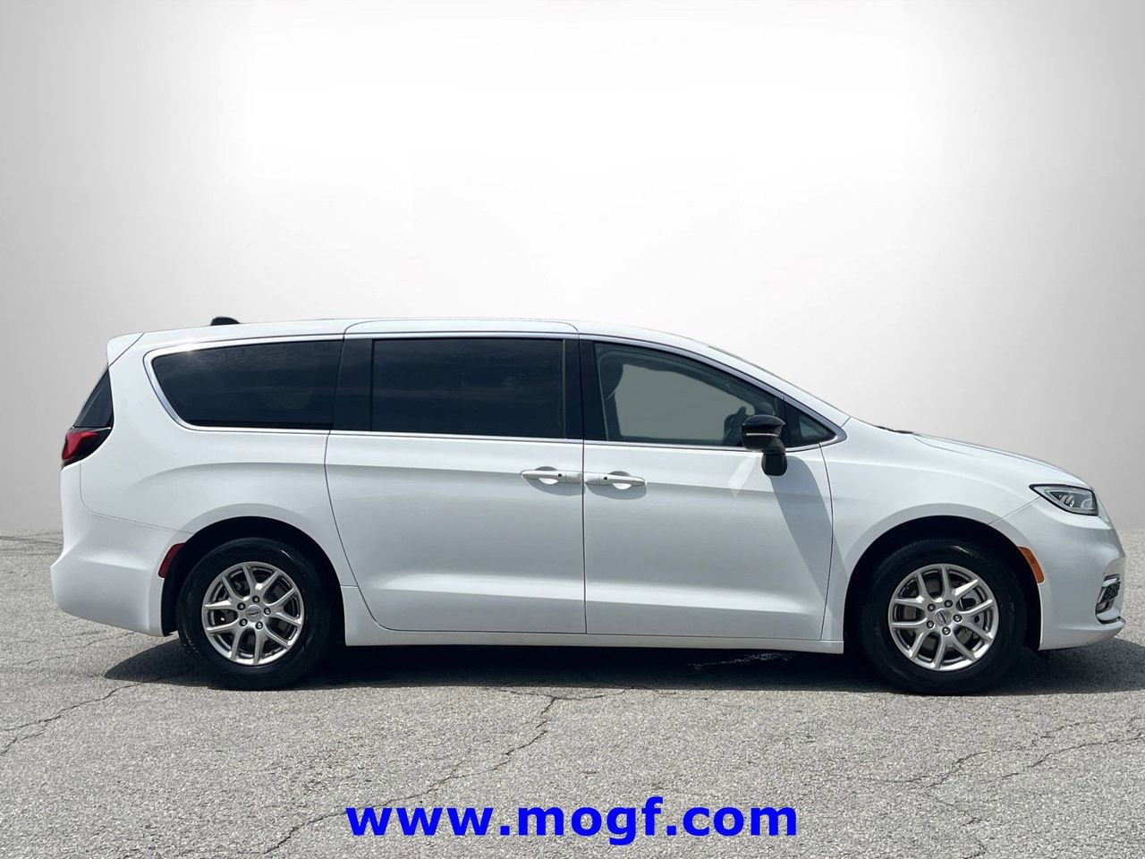Used 2024 Chrysler Pacifica Touring-L FWD image 30