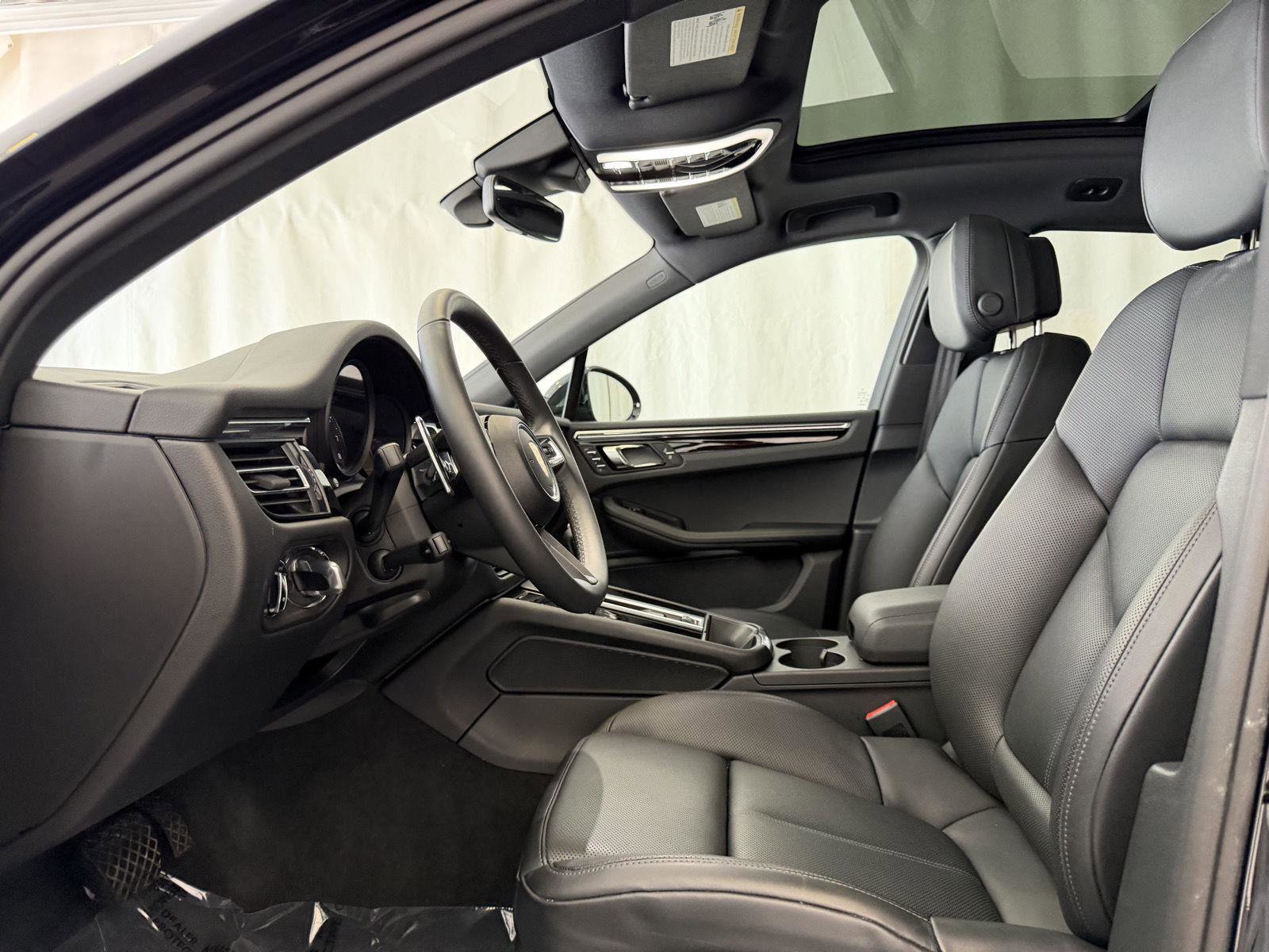 Certified 2025 Porsche Macan image 5