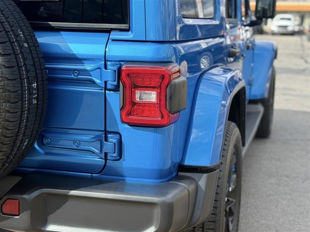 Used 2023 Jeep Wrangler Sahara w/ Cold Weather Group image 16