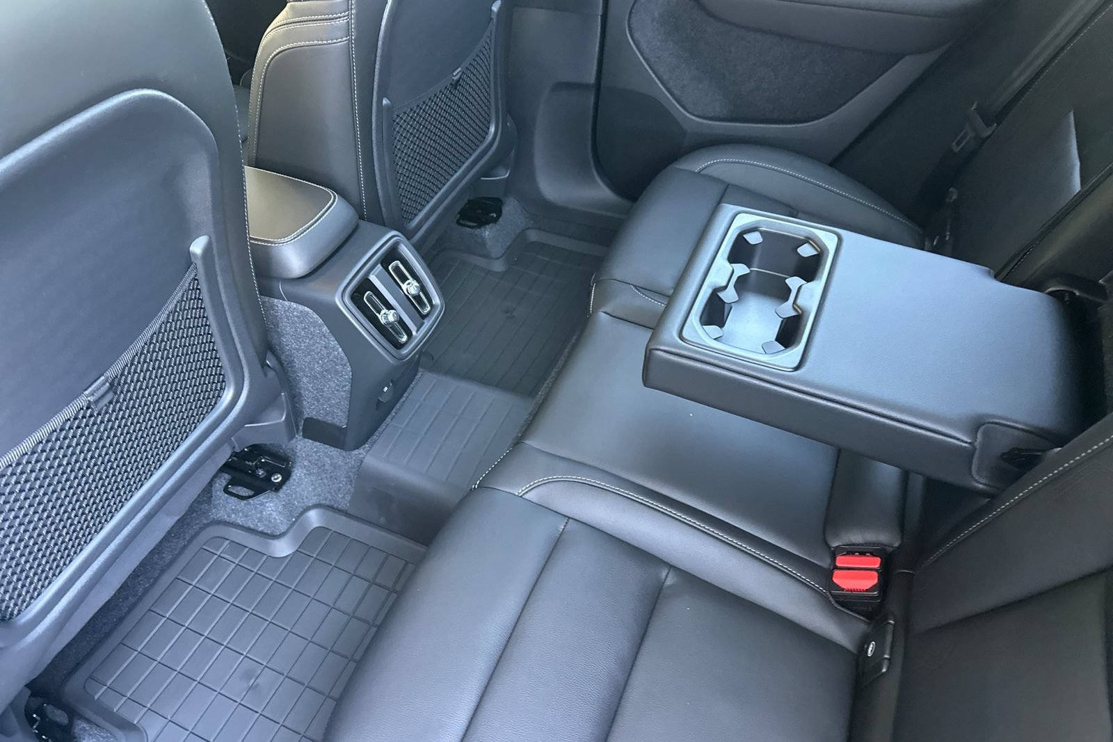 New 2026 Volvo XC40 B5 Plus w/ Climate Package AWD/4WD image 4
