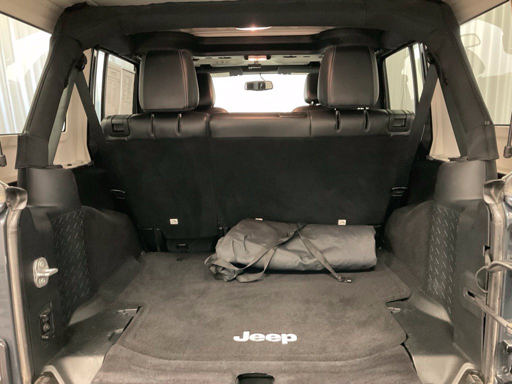 Used 2016 Jeep Wrangler Unlimited Sahara w/ Connectivity Group AWD/4WD image 9