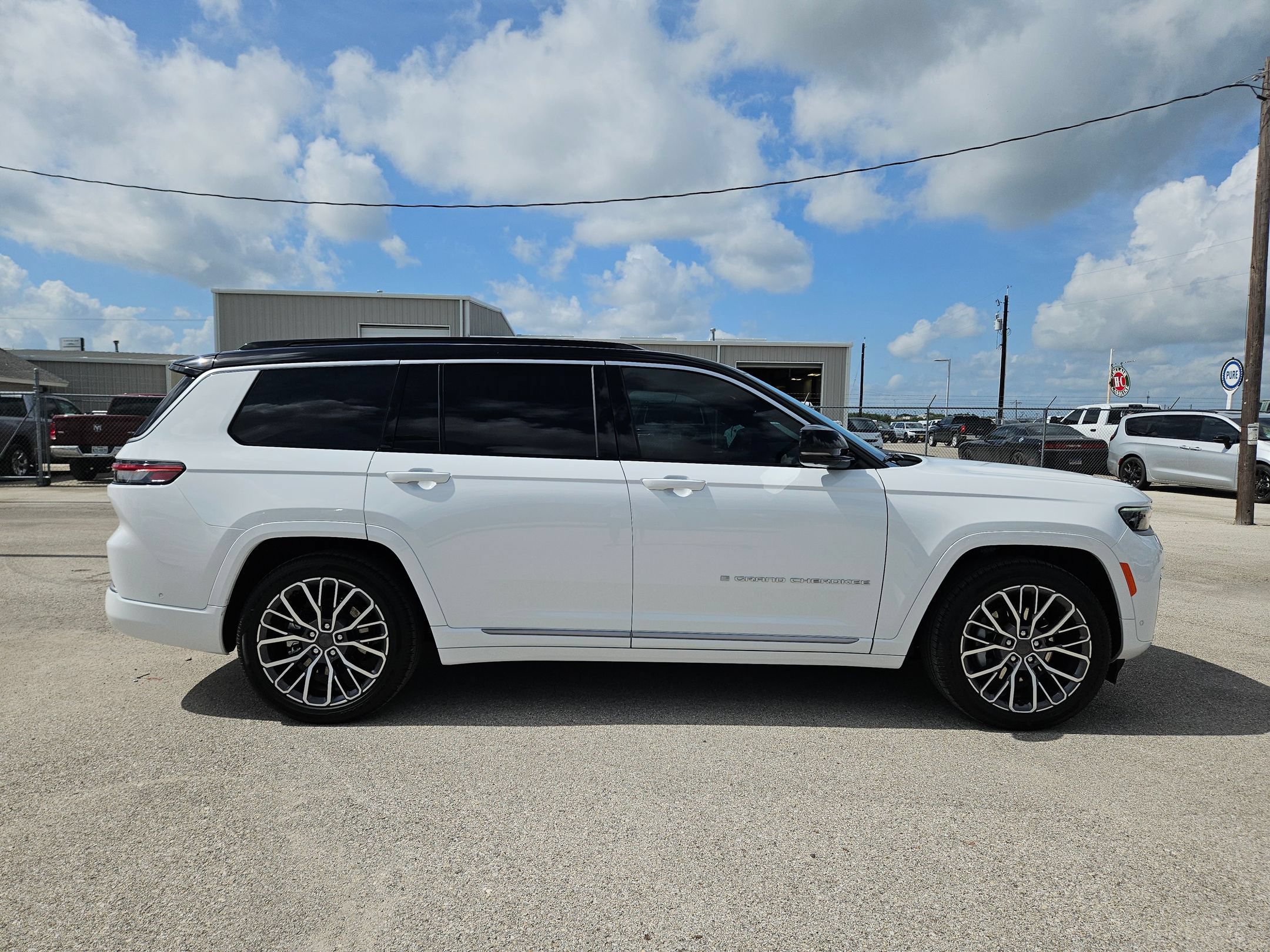 Used 2026 Jeep Grand Cherokee L Summit w/ Advanced Protech Group IV AWD/4WD image 2