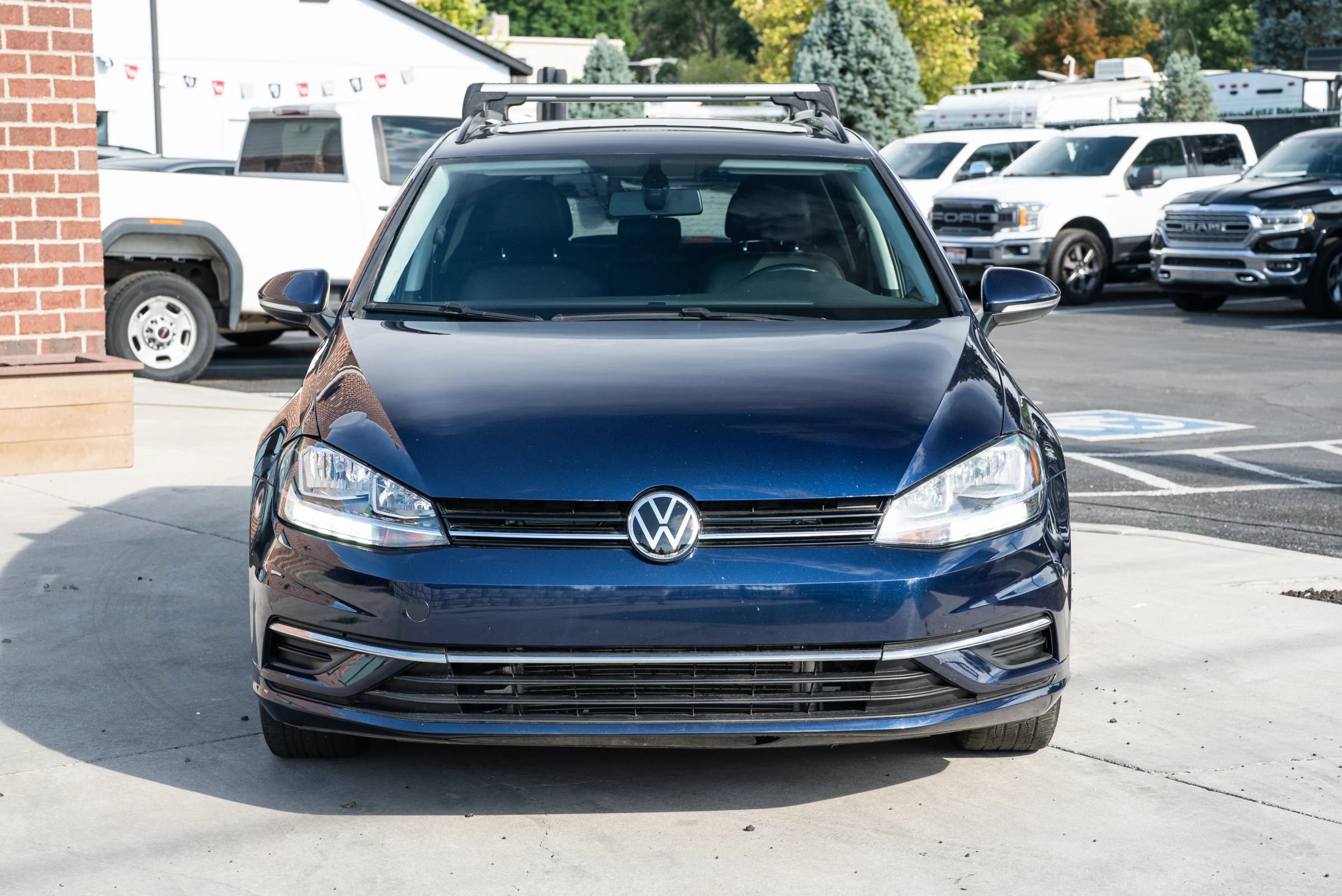 Used 2018 Volkswagen Golf SE FWD image 2