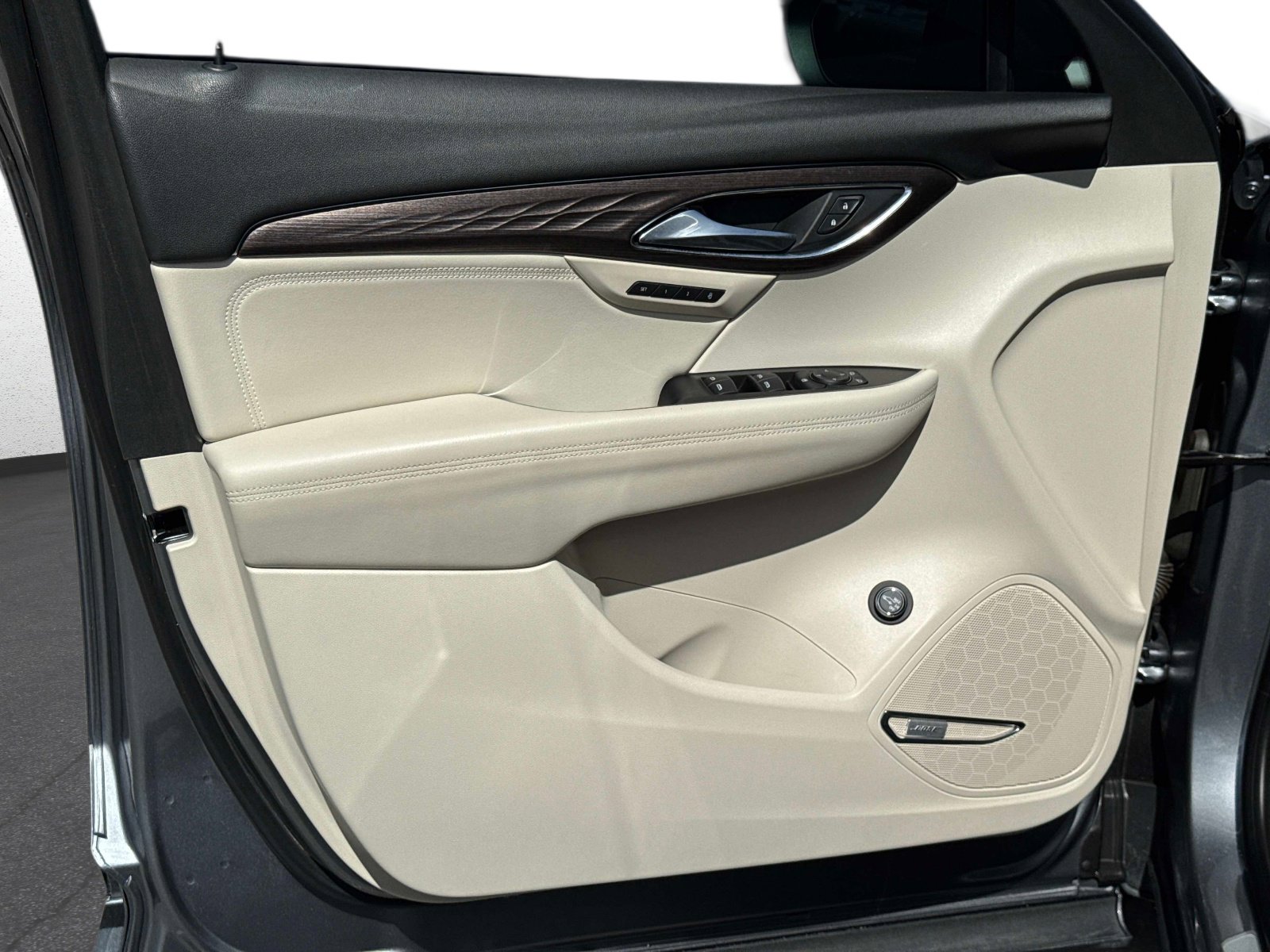 Used 2022 Buick Envision Avenir w/ Technology Package II image 19