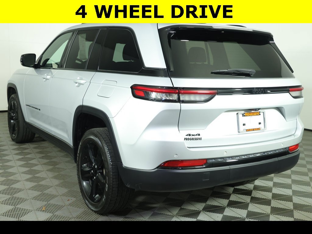 Used 2023 Jeep Grand Cherokee Altitude image 5