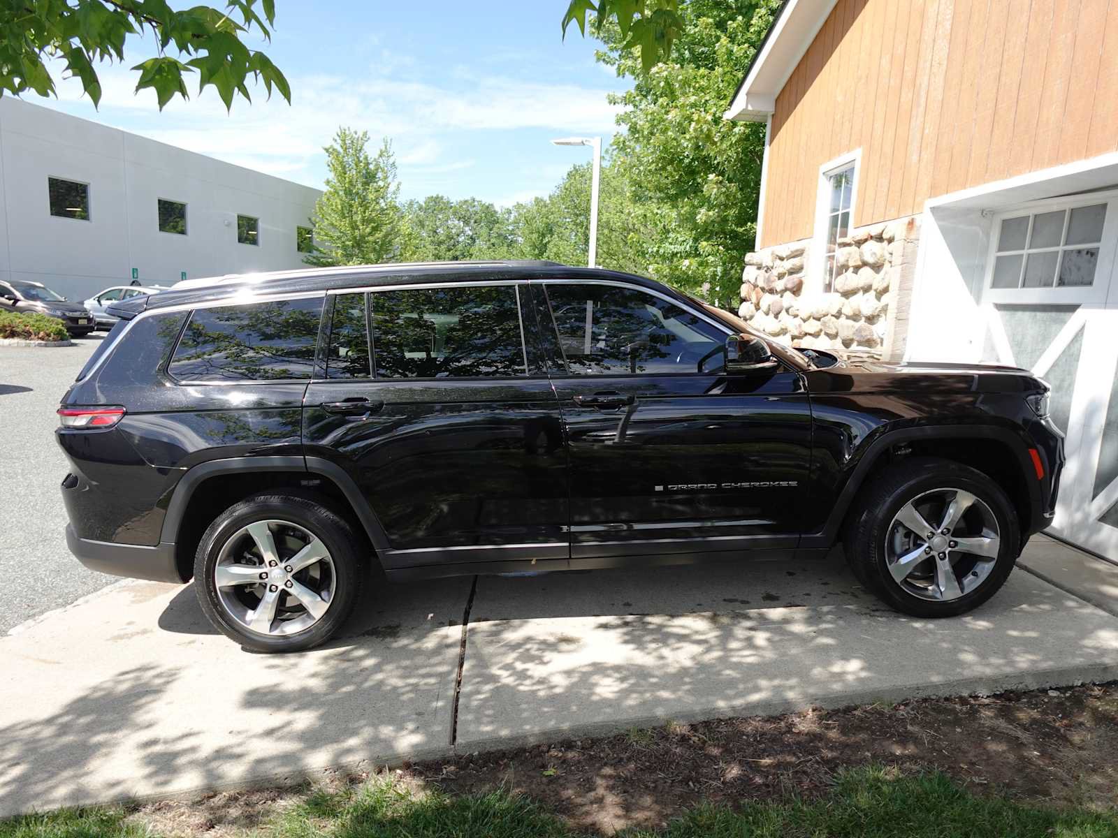 Used 2022 Jeep Grand Cherokee L Limited AWD/4WD image 8