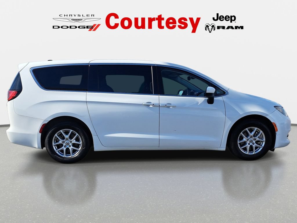 Used 2023 Chrysler Voyager LX FWD image 3