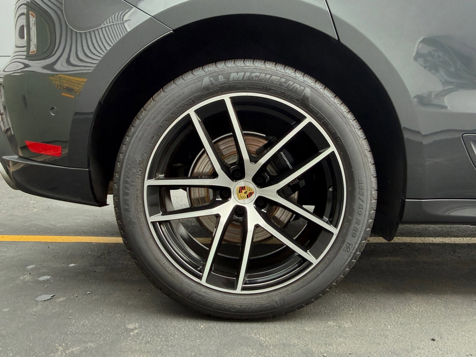 Certified 2025 Porsche Macan AWD/4WD image 9