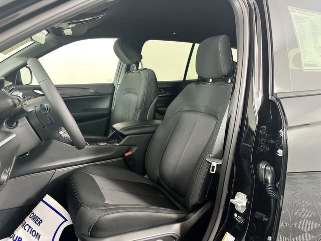 New 2025 Jeep Grand Cherokee Laredo image 12