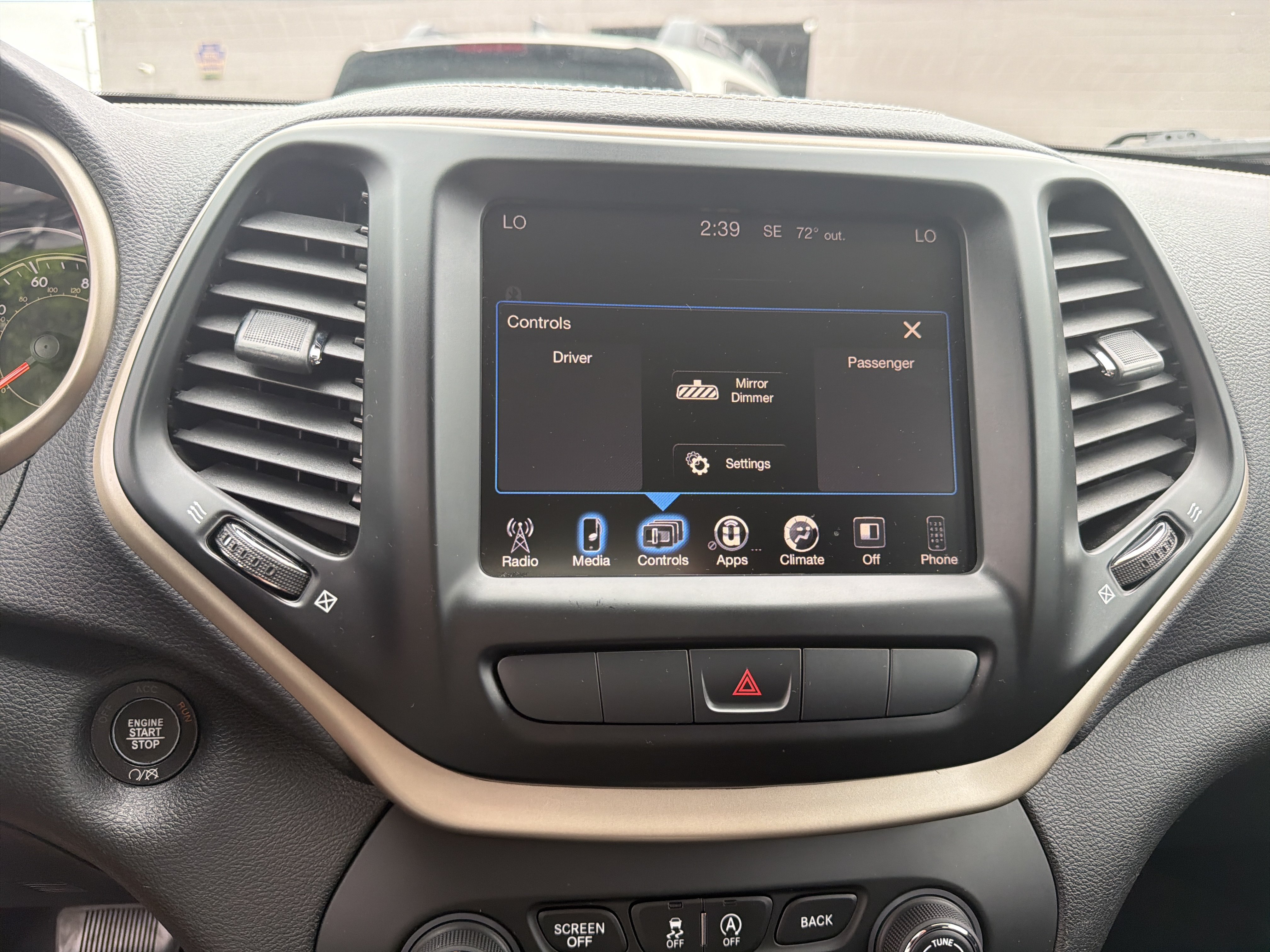 Used 2015 Jeep Cherokee Latitude w/ Comfort/Convenience Group AWD/4WD image 25