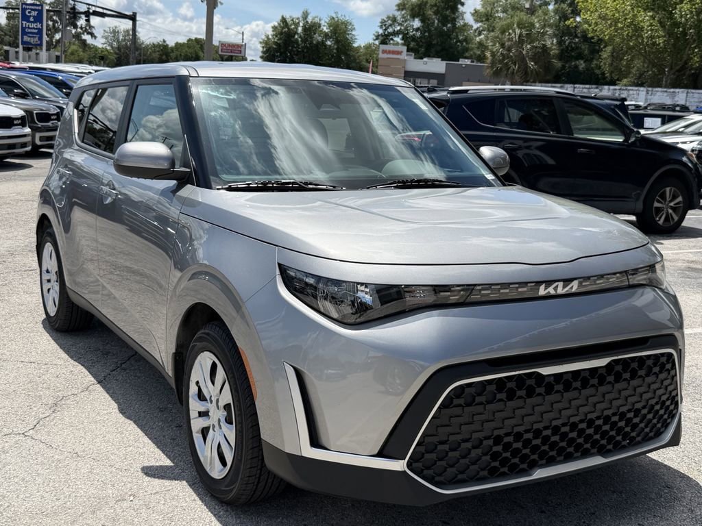 Used 2023 Kia Soul LX FWD image 2
