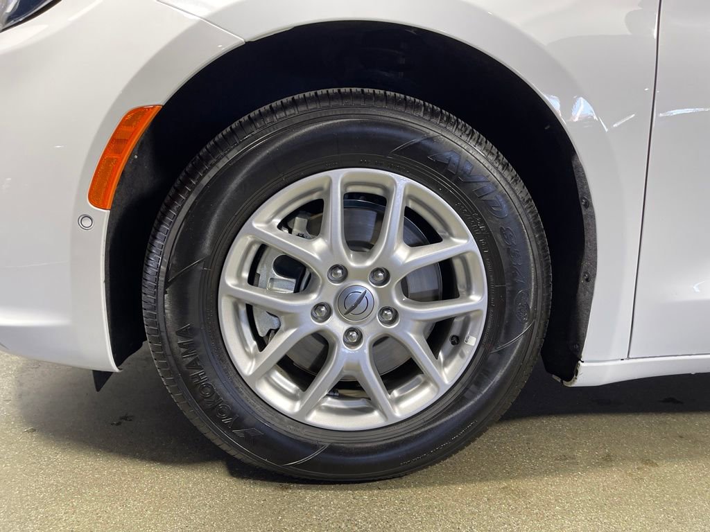 Used 2024 Chrysler Pacifica Touring-L image 11
