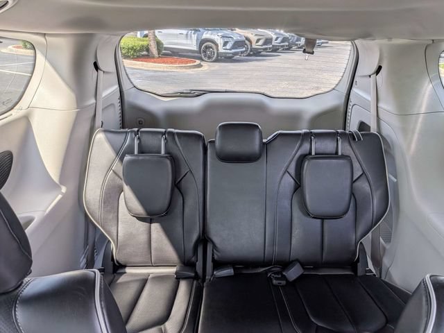 Used 2023 Chrysler Pacifica Limited FWD image 15