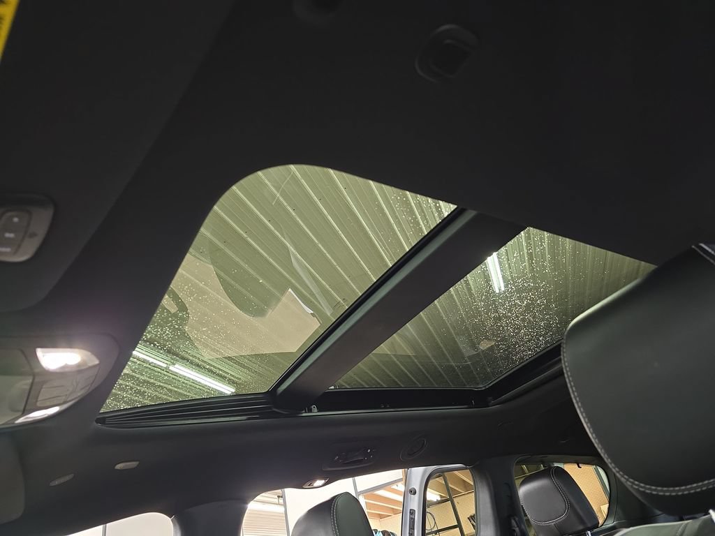 Certified 2025 Chrysler Pacifica Limited FWD image 32