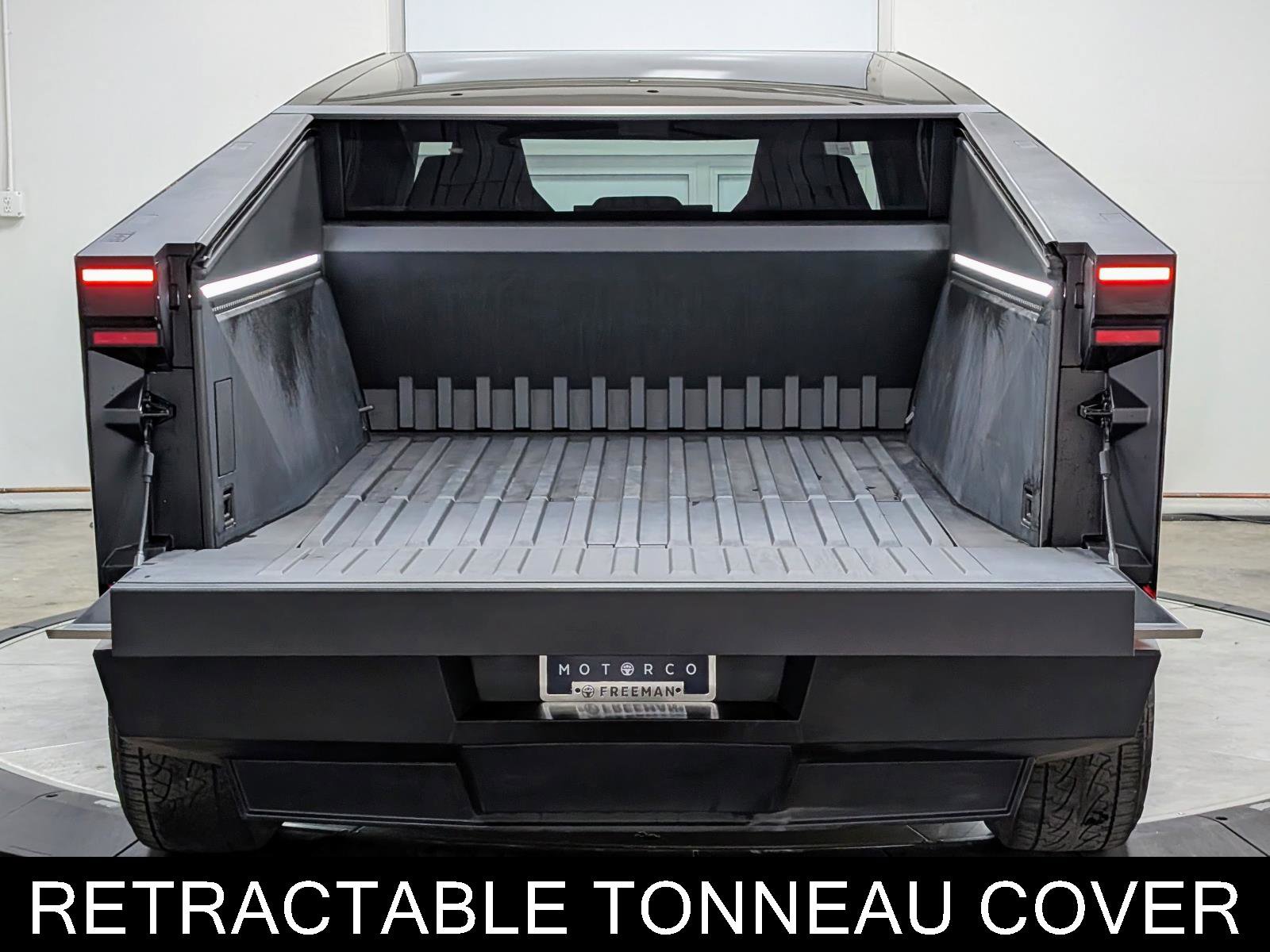 Used 2025 Tesla Cybertruck AWD Crew Cab image 9