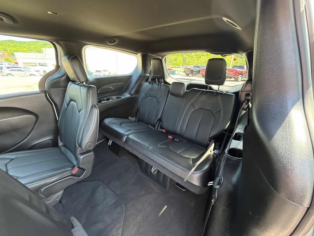Used 2025 Chrysler Voyager LX FWD image 32
