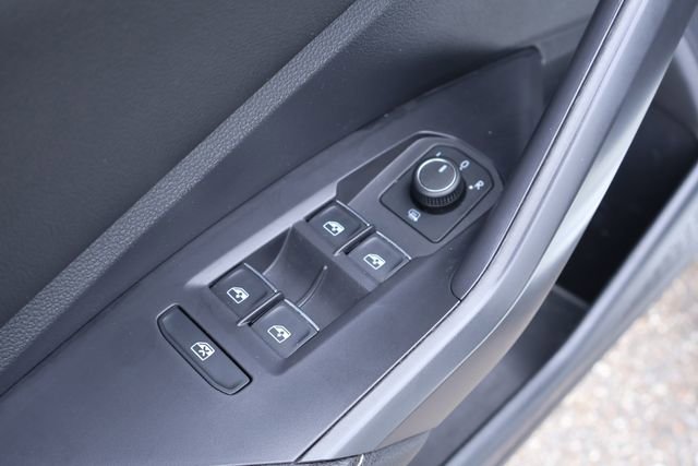 Certified 2022 Volkswagen Jetta SE w/ Panoramic Sunroof Package image 13