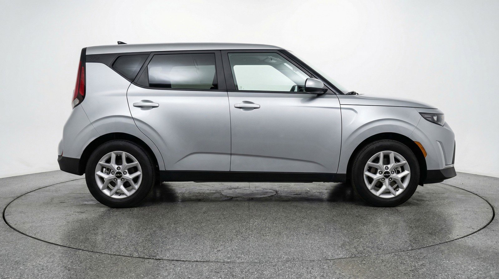 Used 2025 Kia Soul LX w/ LX Technology Package FWD image 11