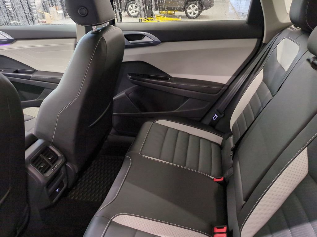 Used 2025 Volkswagen Taos SEL image 32